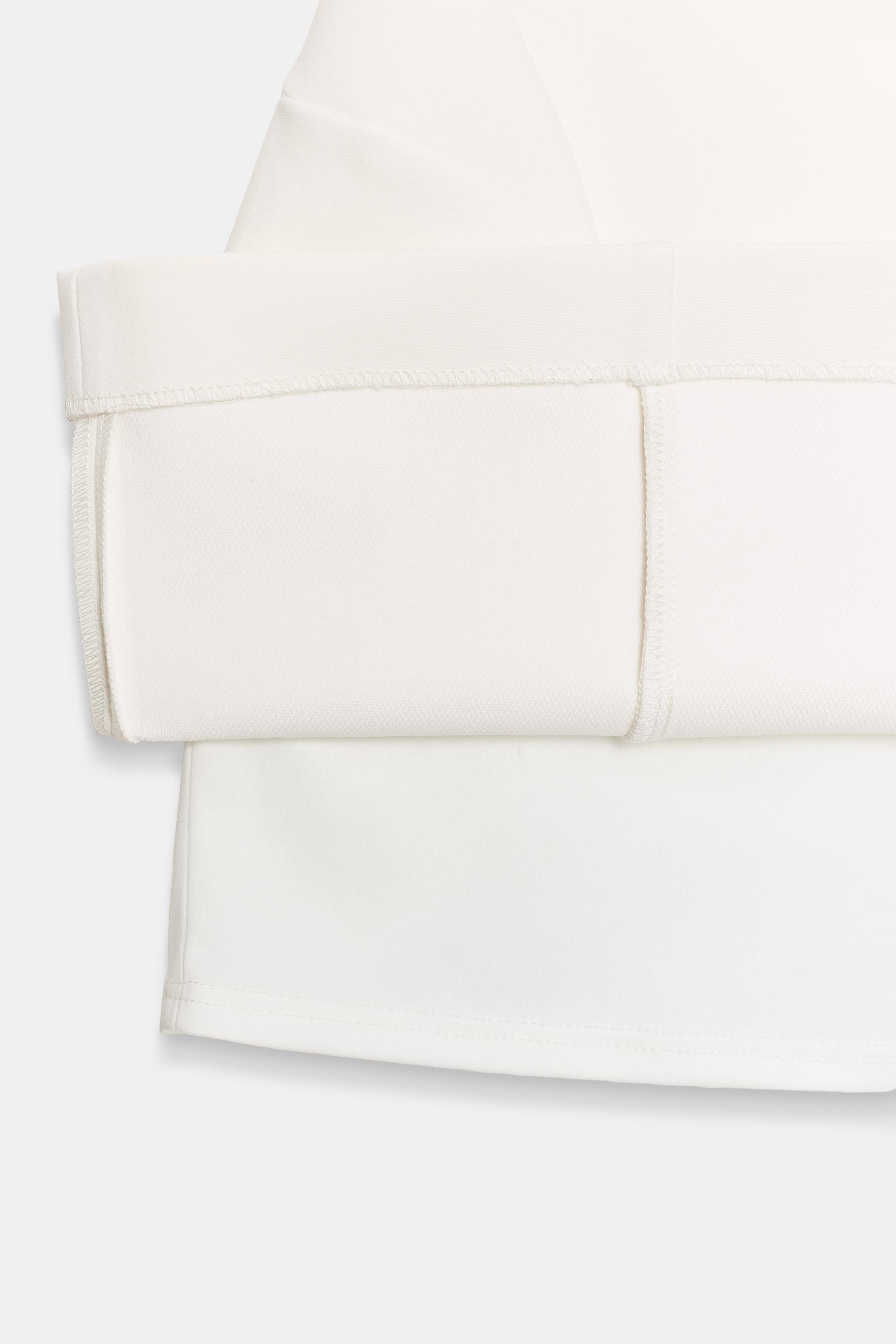 ROBE COURTE À VOLUME
